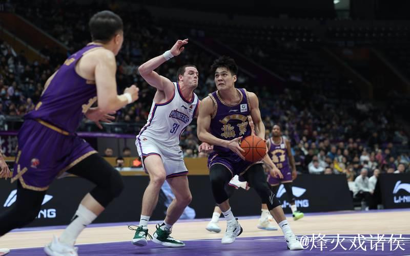 北控男篮社媒分享球队踩场图集：今晚紫禁勇士出击赛场