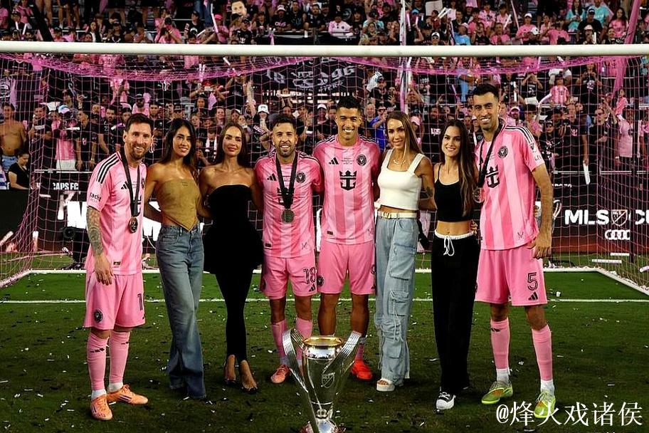 泪目！梅西用总冠军送别2好友+采访动情致敬 4家人携奖杯温馨合影